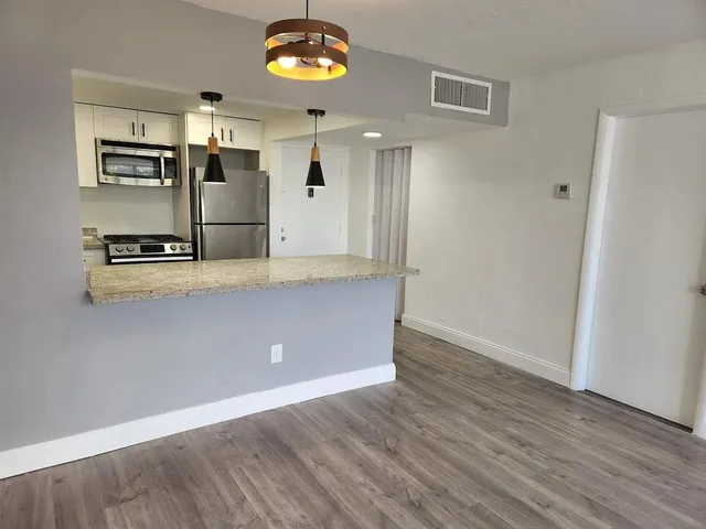 $1,750 | 2175 Northeast 170th Street, Unit 208, North Miami Beach, FL 33162