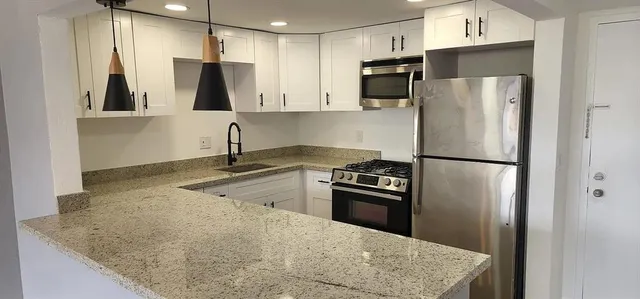 $1,750 | 2175 Northeast 170th Street, Unit 208, North Miami Beach, FL 33162