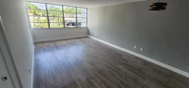 $1,750 | 2175 Northeast 170th Street, Unit 208, North Miami Beach, FL 33162