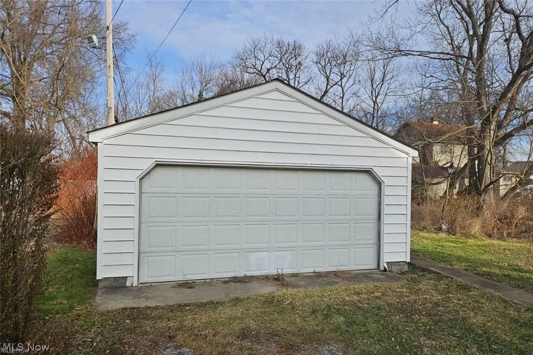 1911 Youngstown Road Southeast Warren, OH 44484 - Photo 15 of 17 View of detached garage