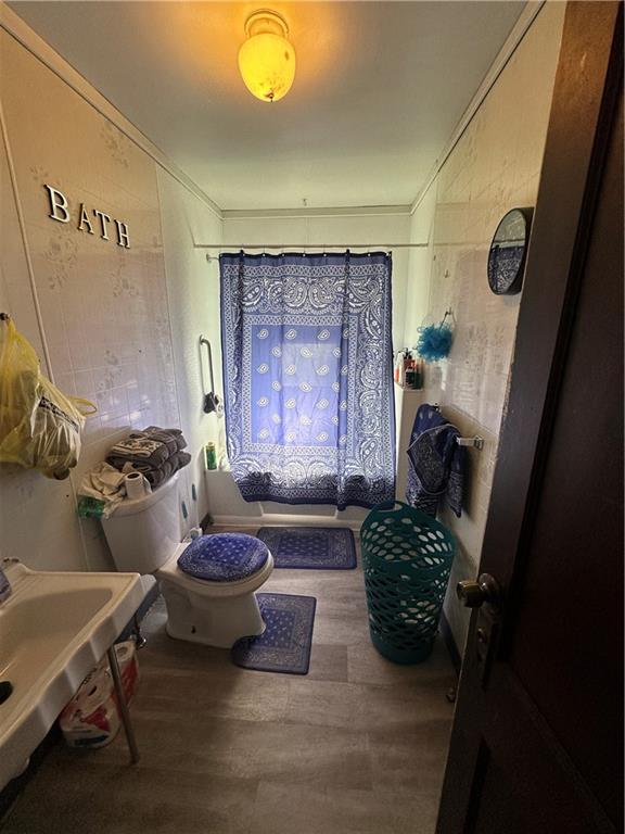 500 Woodward Avenue McKees Rocks, PA 15136 - Photo 9 of 34 a living room with furniture and a potted plant