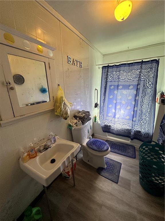 500 Woodward Avenue McKees Rocks, PA 15136 - Photo 10 of 34 a living room with furniture and a window