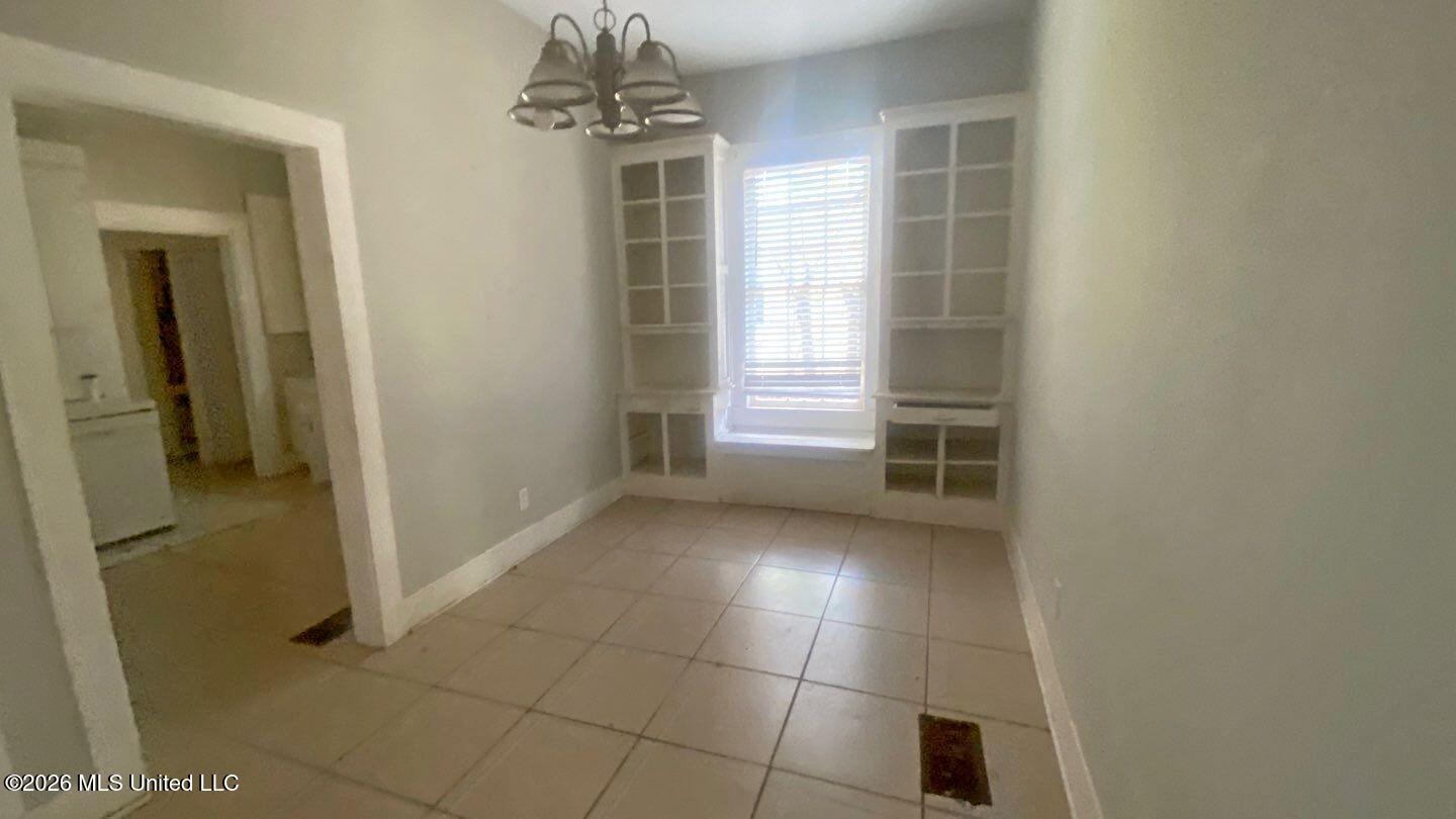 217 East Center Street Canton, MS 39046 - Photo 5 of 23 33-Mar 25 2026 02_00pm-t7xD