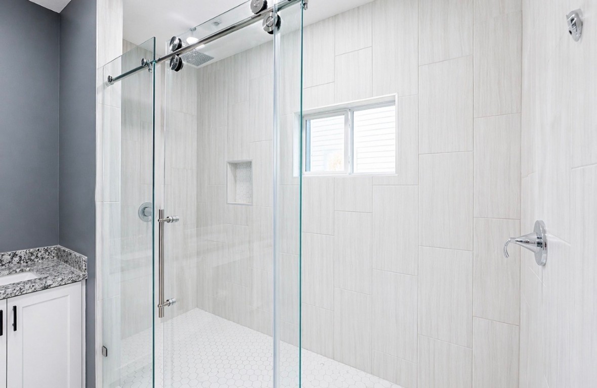 5125 Larkspur Street Houston, TX 77033 - Photo 23 of 33 a bathroom with a shower