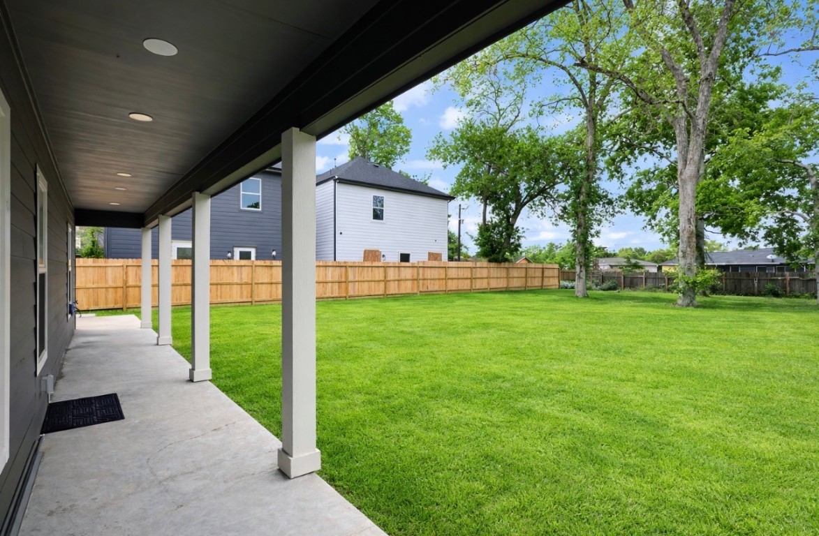 5125 Larkspur Street Houston, TX 77033 - Photo 32 of 33 a view of a house with backyard