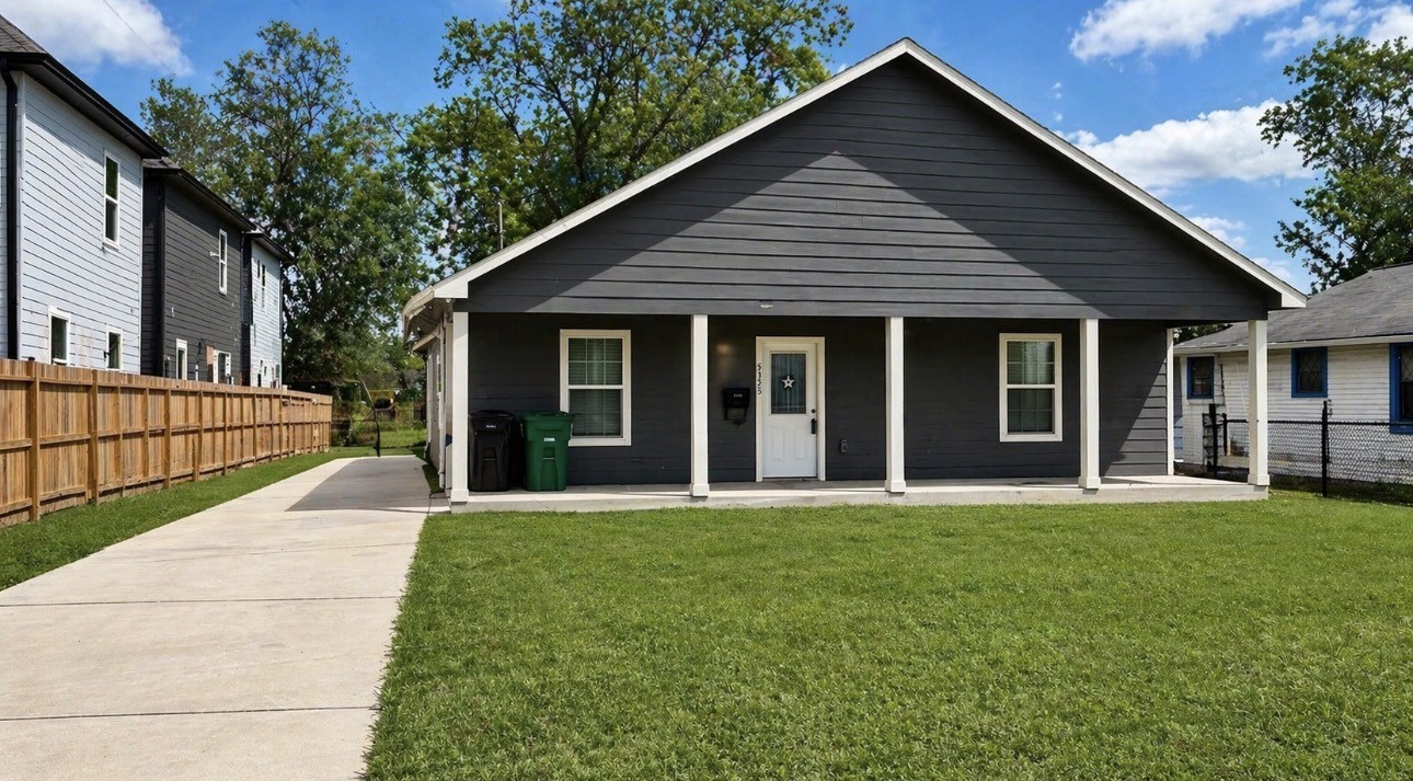 5125 Larkspur Street Houston, TX 77033 - Photo 4 of 33 a view of a house that has a garden