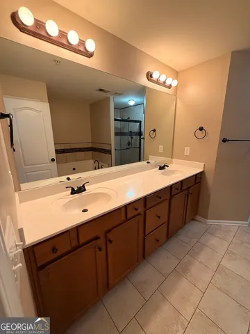 en empty room with windows and ceiling fan