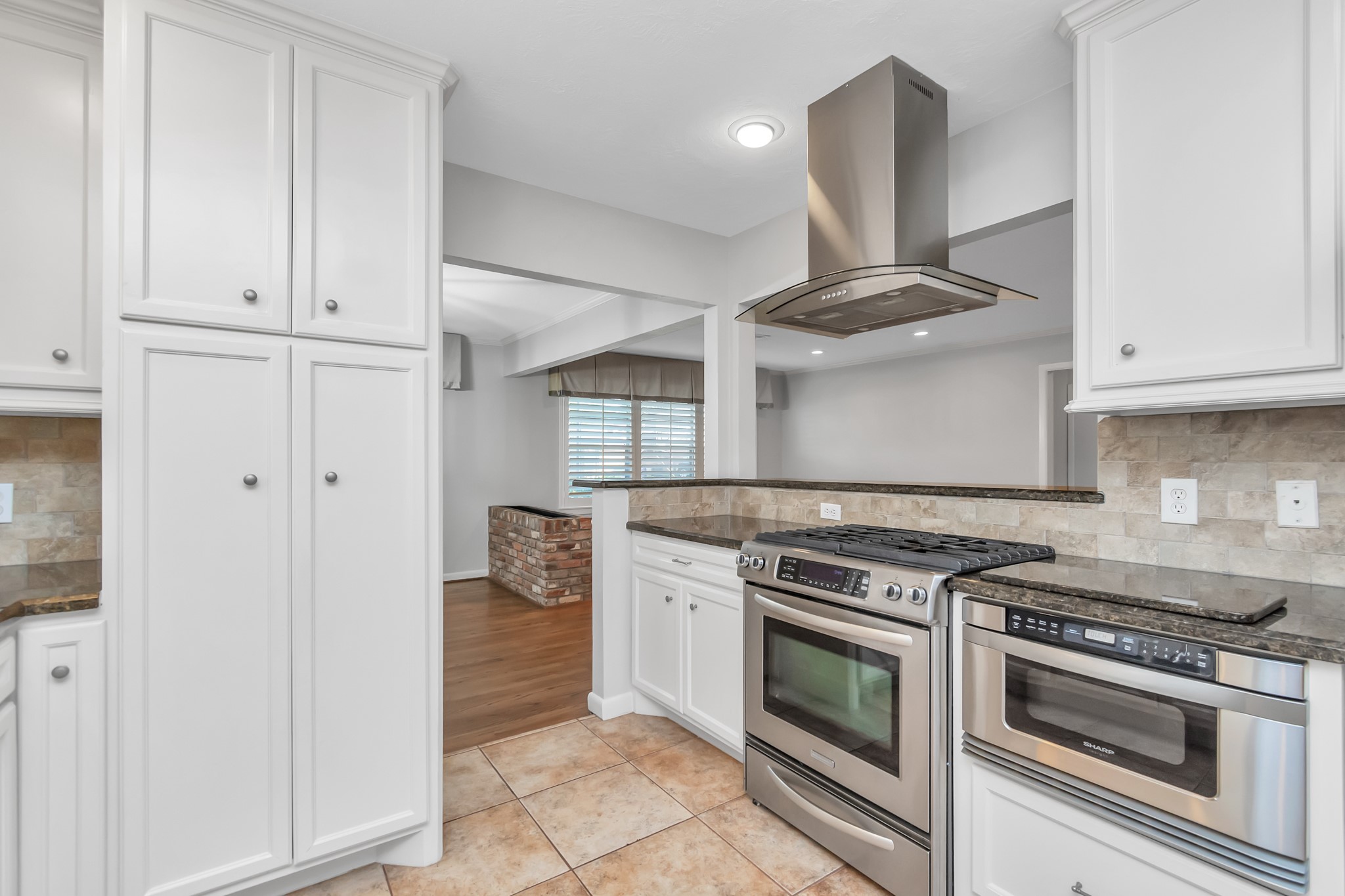 4611 Merwin Street Houston, TX 77027 - Photo 11 of 37