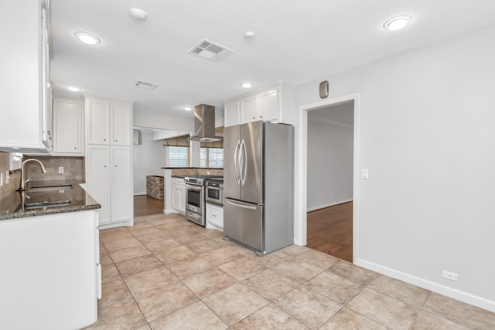 4611 Merwin Street Houston, TX 77027 - Photo 10 of 37