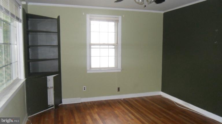 8212 Watersedge Road Dundalk, MD 21222 - Photo 4 of 13 Living Room