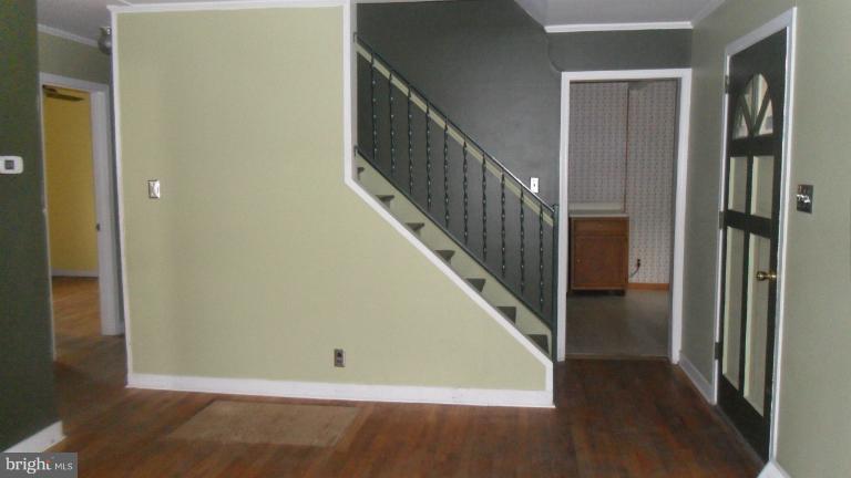 8212 Watersedge Road Dundalk, MD 21222 - Photo 6 of 13 Living Room