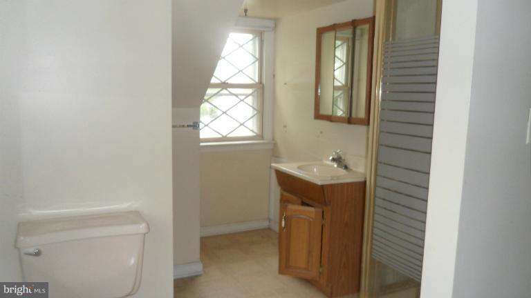 8212 Watersedge Road Dundalk, MD 21222 - Photo 10 of 13 Bath