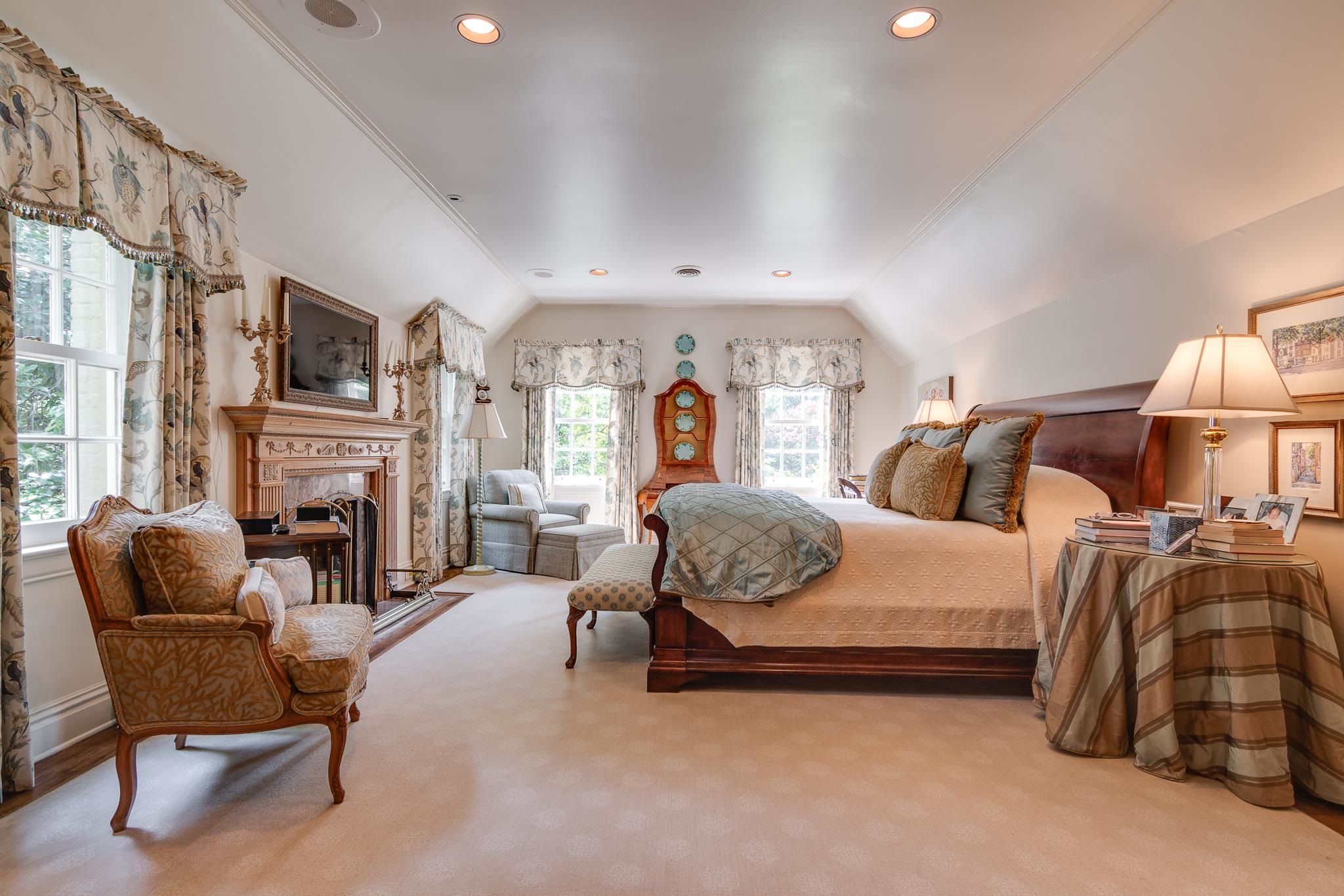 54 South Rose Road Memphis, TN 38117 - Photo 35 of 40 a spacious bedroom with a bed and a chair