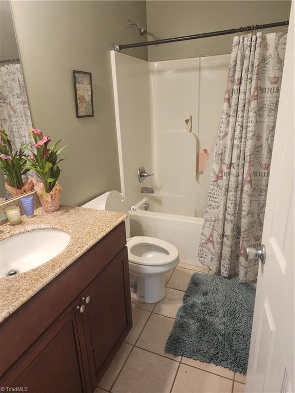 120 Oak Summit Road Winston-Salem, NC 27105 - Photo 22 of 29 Hall bath