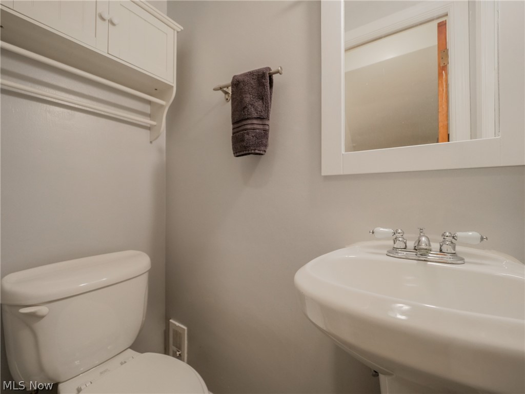 4907 Farnhurst Road Cleveland, OH 44124 - Photo 13 of 33