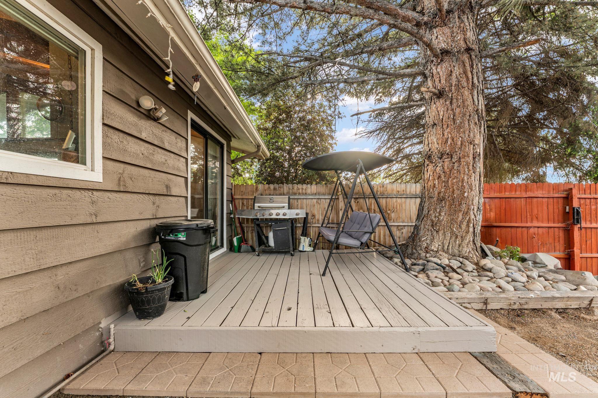 820 Meadows Drive Twin Falls, ID 83301 - Photo 33 of 38 Spacious yard with mature trees, a large shade tree, and established perimeter landscaping