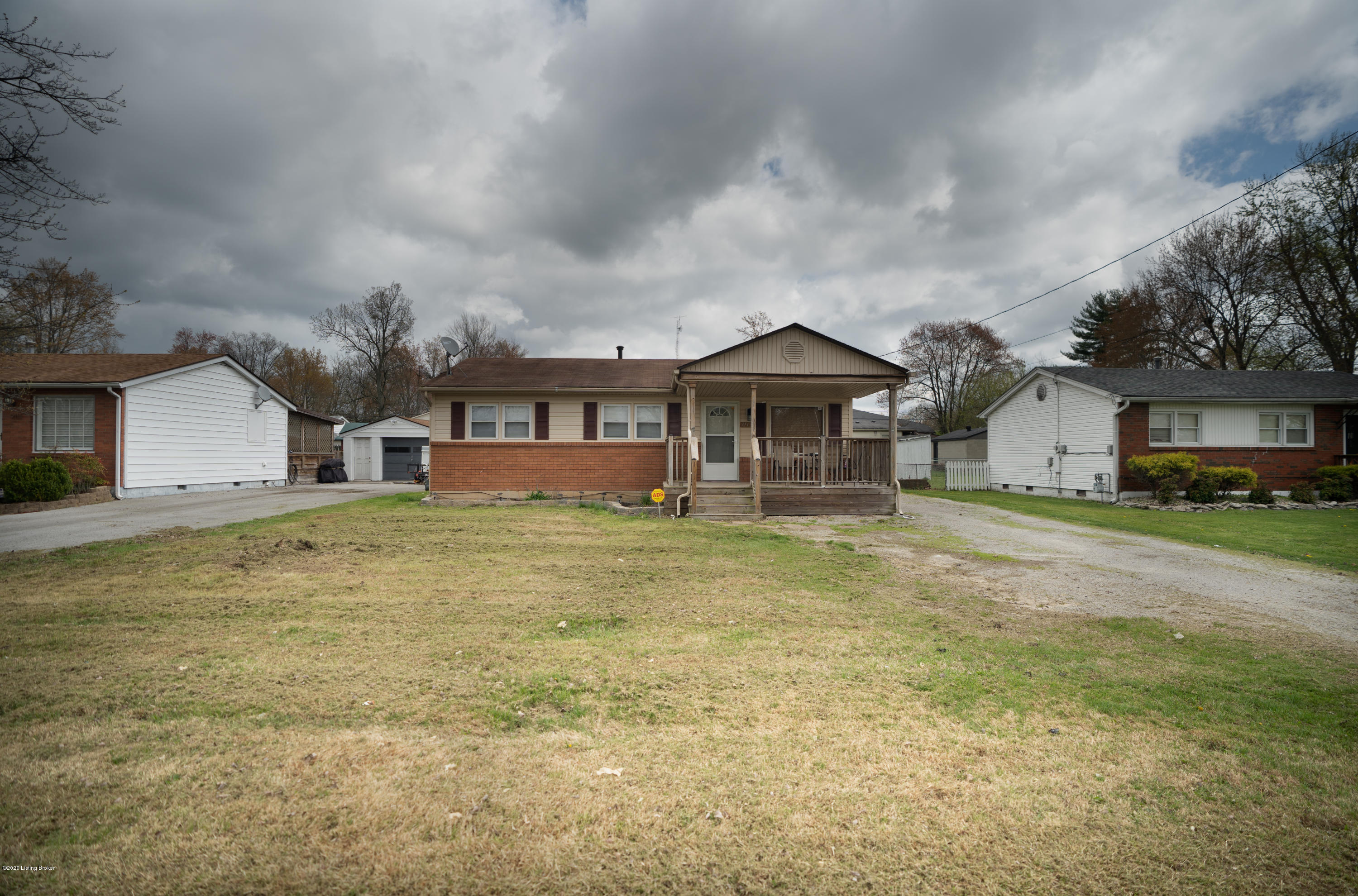 9113 New Maple Road Louisville, KY 40229 - Photo 2 of 26 DSC02929