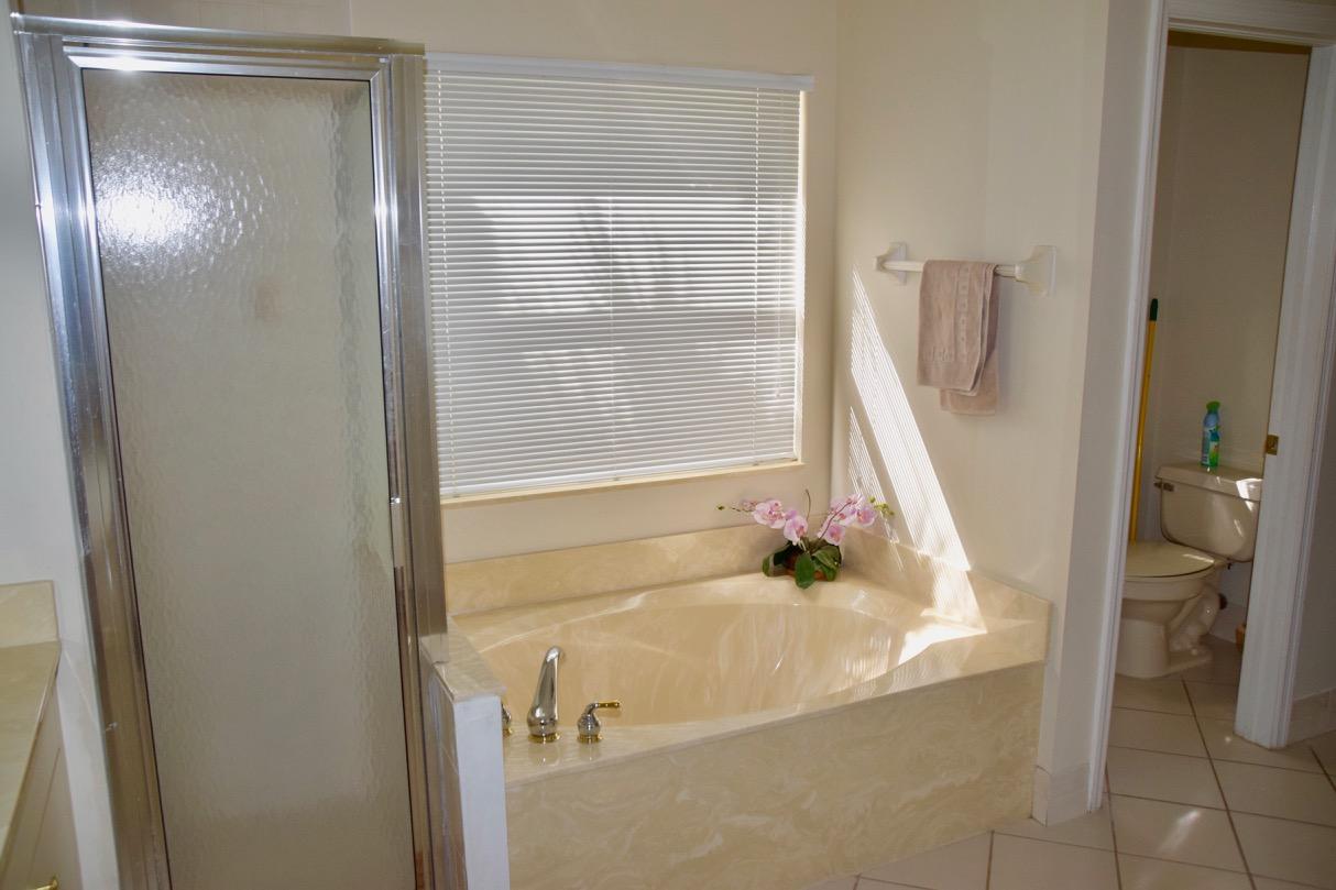 12353 Riverfalls Court Boca Raton, FL 33428 - Photo 15 of 37 master bath tub