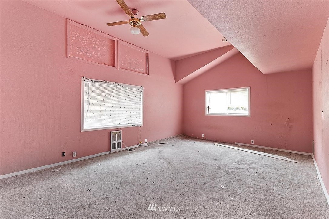 17849 Renton-Maple Valley Road Maple Valley, WA 98038 - Photo 13 of 33 an empty room with windows