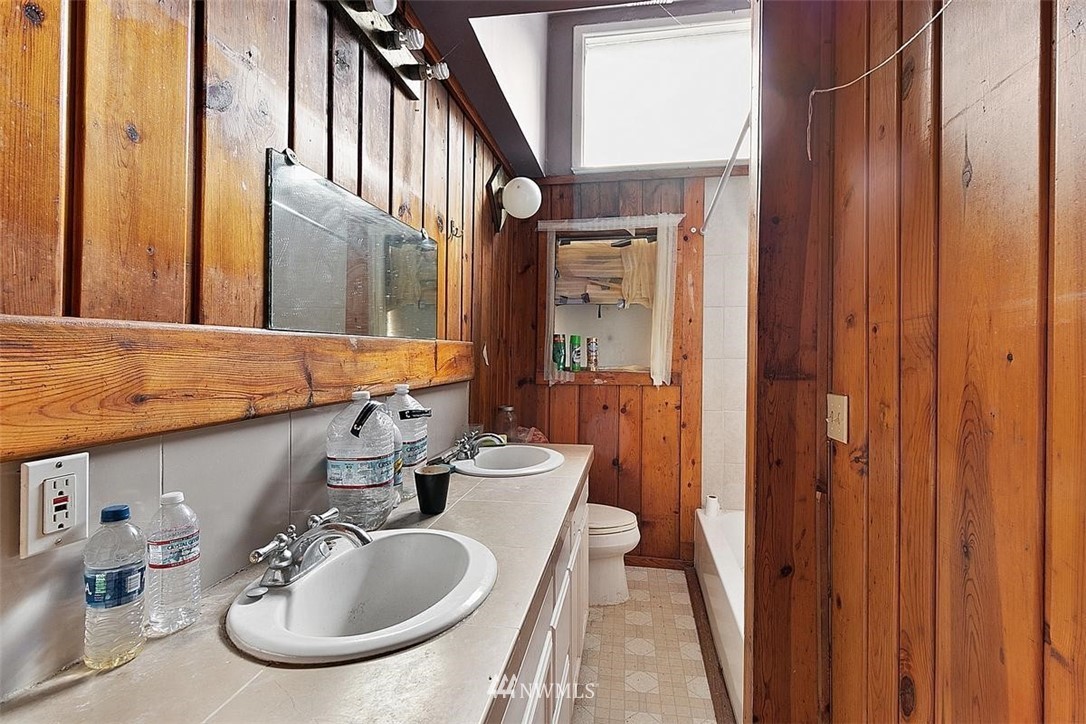 17849 Renton-Maple Valley Road Maple Valley, WA 98038 - Photo 19 of 33 a bathroom with a sink and a mirror