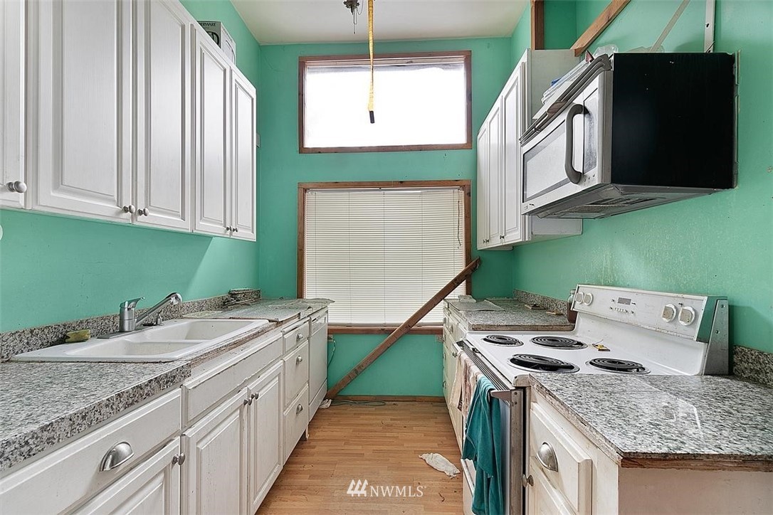 17849 Renton-Maple Valley Road Maple Valley, WA 98038 - Photo 21 of 33 a kitchen that has a sink and a stove