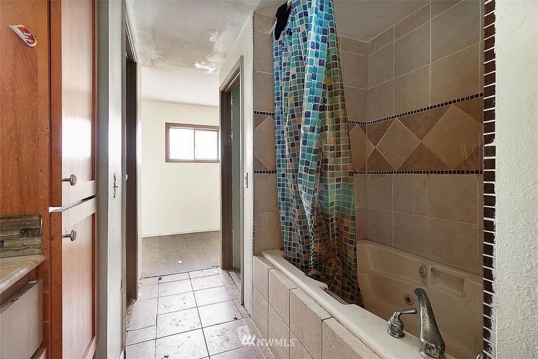 17849 Renton-Maple Valley Road Maple Valley, WA 98038 - Photo 25 of 33 a bathroom with a bathtub and shower