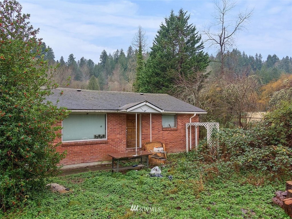 17849 Renton-Maple Valley Road Maple Valley, WA 98038 - Photo 5 of 33 a backyard of a house with lots of green space