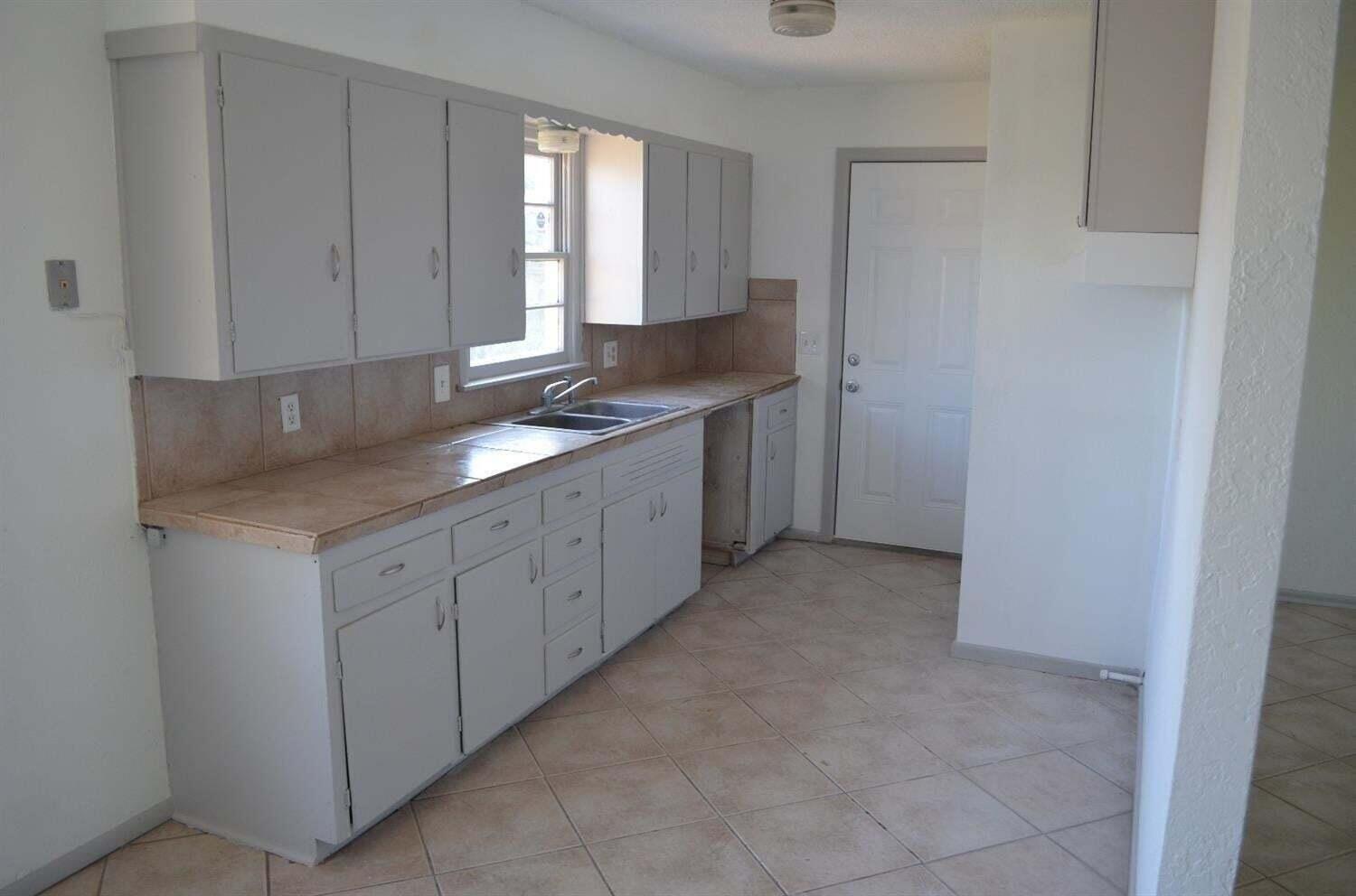 2018 East 28th Street Lubbock, TX 79404 - Photo 2 of 6 20241220080117304582000000-o