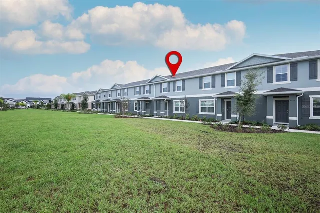 a view of an house with backyard and pool