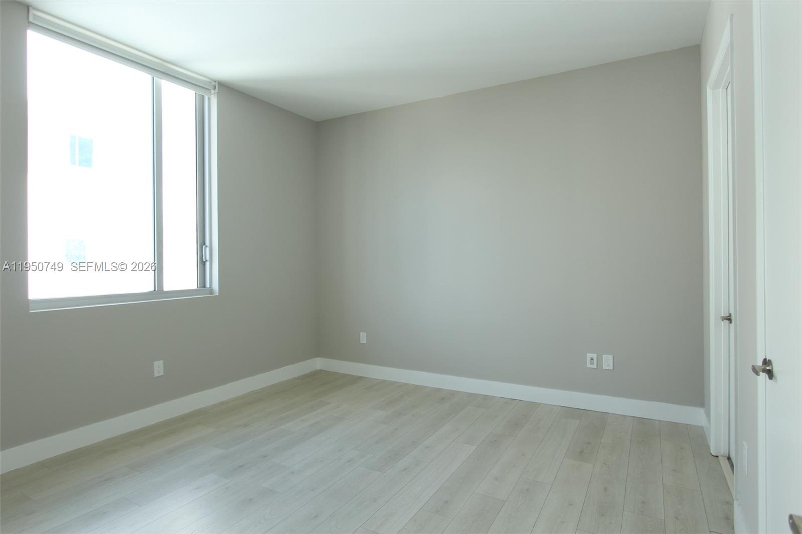 500 Brickell Avenue, Unit 4110 Miami, FL 33131 - Photo 18 of 34 an empty room with a window