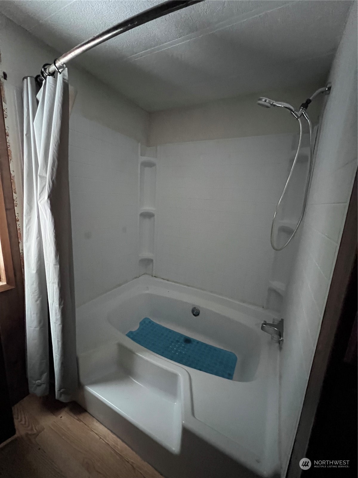 2408 Newberg Road Snohomish, WA 98290 - Photo 9 of 32 a bathroom with a shower and a tub
