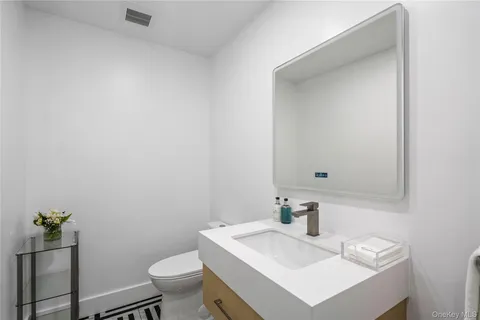 $1,788,000 | 16 Pony Circle, Roslyn Heights, NY 11577