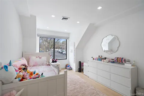 $1,788,000 | 16 Pony Circle, Roslyn Heights, NY 11577