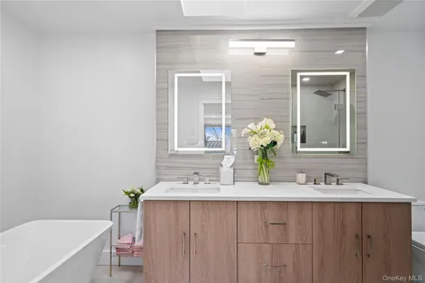 $1,788,000 | 16 Pony Circle, Roslyn Heights, NY 11577