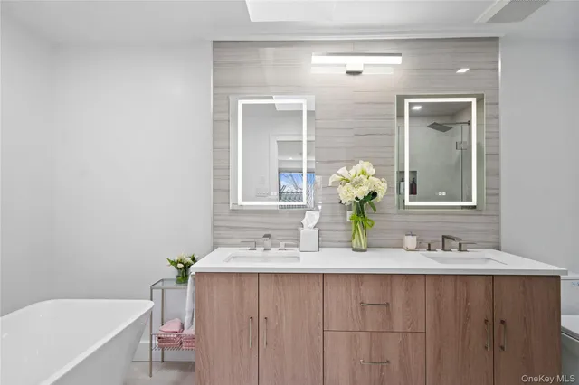 $1,788,000 | 16 Pony Circle, Roslyn Heights, NY 11577