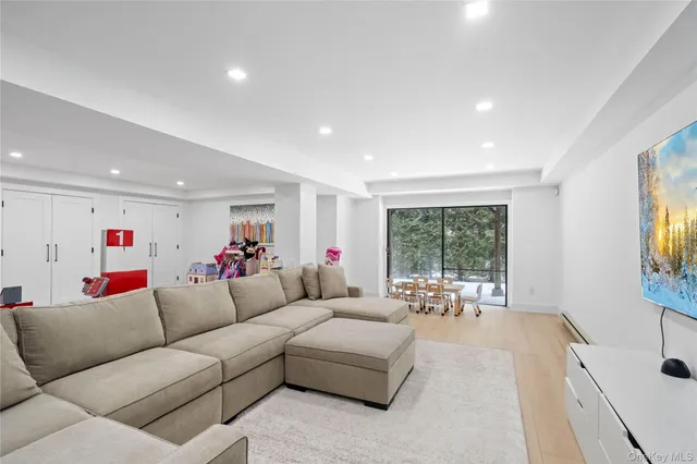 $1,788,000 | 16 Pony Circle, Roslyn Heights, NY 11577