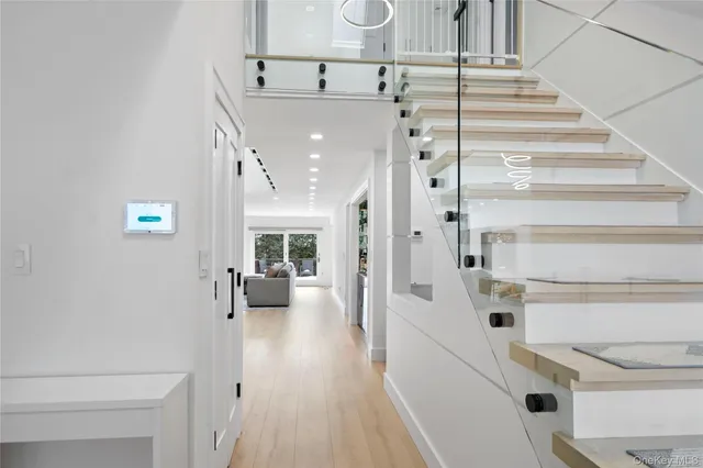 $1,788,000 | 16 Pony Circle, Roslyn Heights, NY 11577