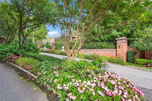 $1,788,000 | 16 Pony Circle, Roslyn Heights, NY 11577