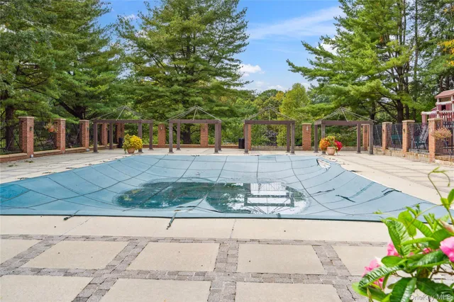 $1,788,000 | 16 Pony Circle, Roslyn Heights, NY 11577