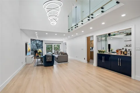 $1,788,000 | 16 Pony Circle, Roslyn Heights, NY 11577