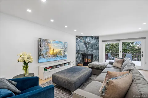 $1,788,000 | 16 Pony Circle, Roslyn Heights, NY 11577