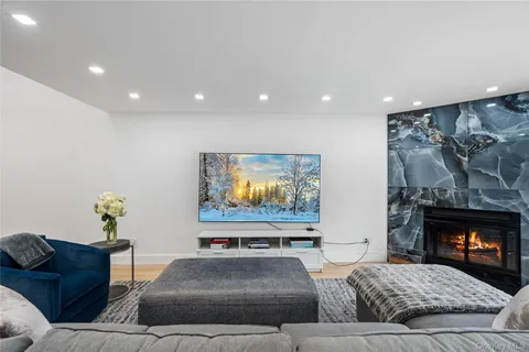 $1,788,000 | 16 Pony Circle, Roslyn Heights, NY 11577