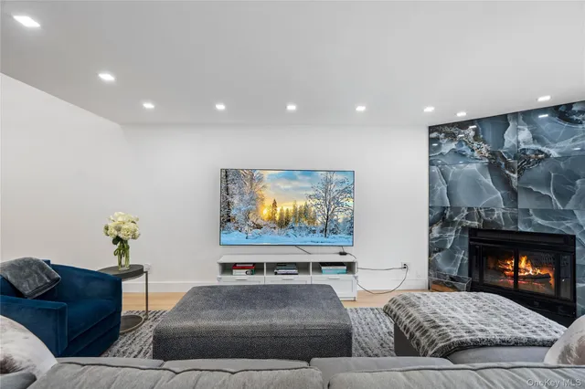 $1,788,000 | 16 Pony Circle, Roslyn Heights, NY 11577