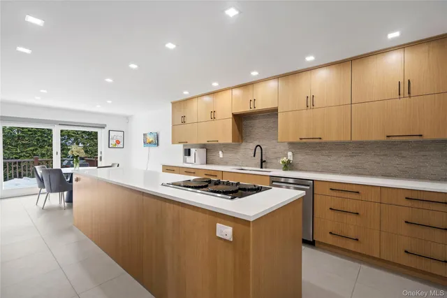 $1,788,000 | 16 Pony Circle, Roslyn Heights, NY 11577