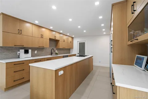 $1,788,000 | 16 Pony Circle, Roslyn Heights, NY 11577