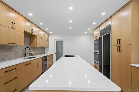 $1,788,000 | 16 Pony Circle, Roslyn Heights, NY 11577