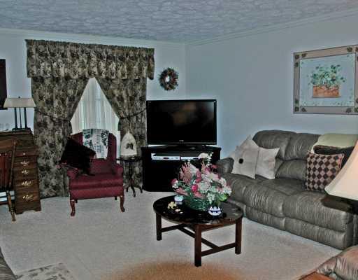 402 Chippewa Riviera Beaver Falls, PA 15010 - Photo 3 of 7 Living Room.