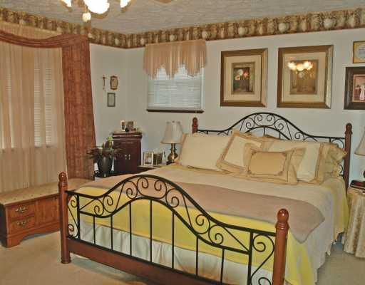 402 Chippewa Riviera Beaver Falls, PA 15010 - Photo 4 of 7 Master Bedroom.