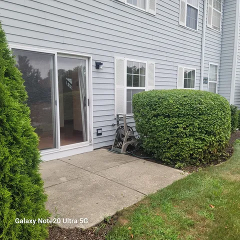 a view of a house with backyard and plants