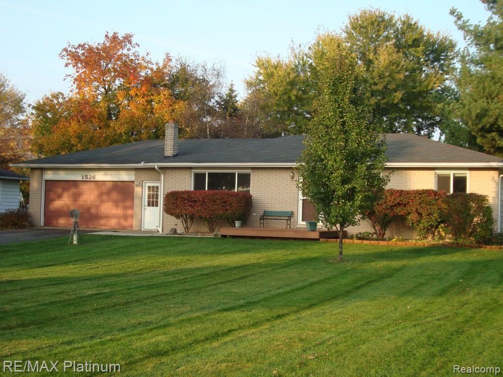 1526 South Hickory Ridge Road Milford, MI 48380 - Photo 2 of 14 Front - Fall.jpg